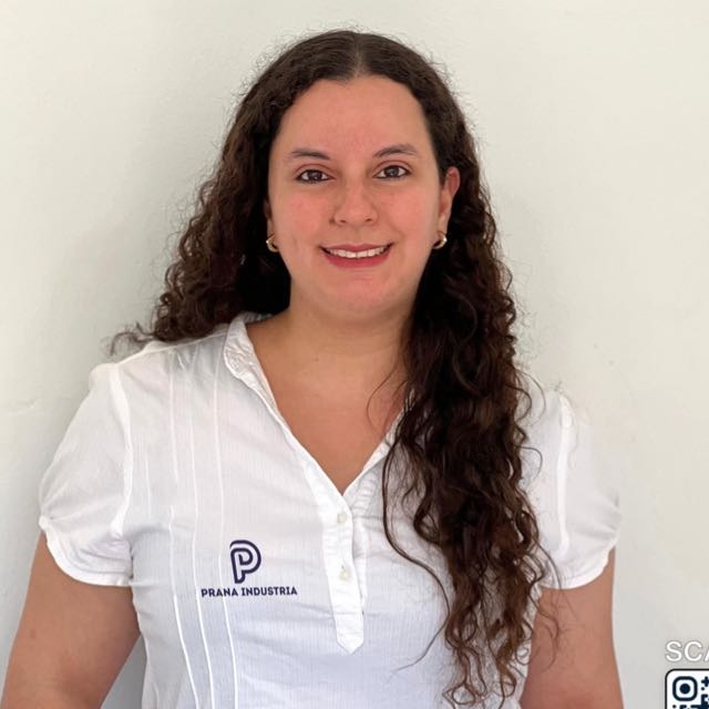 Andrea Flores Marquina - asesora comercial